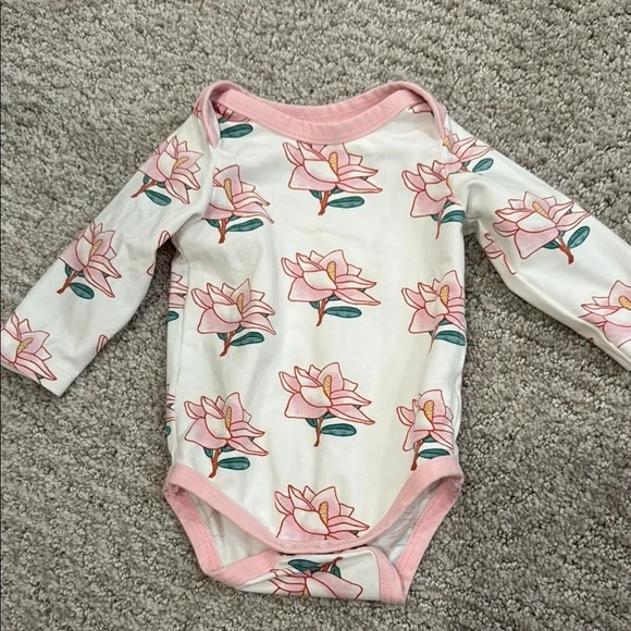 Monica and Andy baby girl set onesie 0-3 mo Magnolia Floral Baby Outfit with Hat - Picture 4 of 9